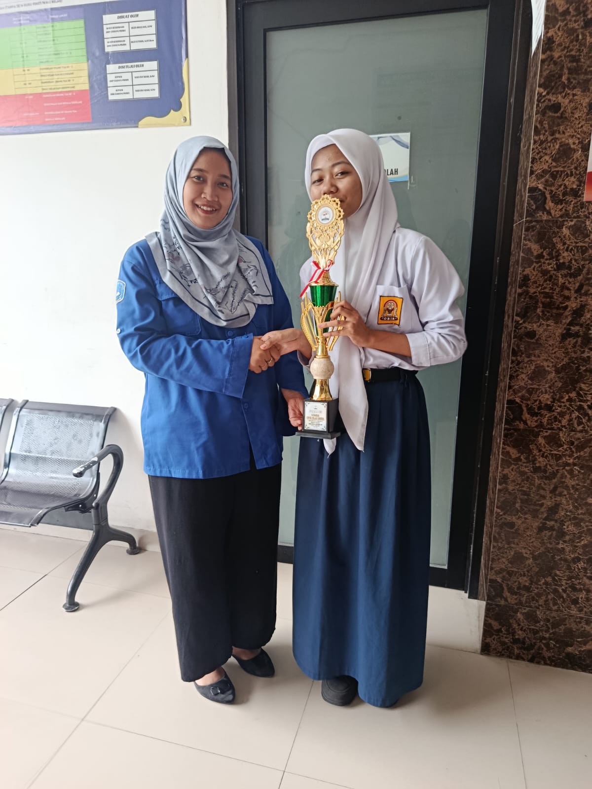 SISWA SMP CAHAYA PRIMA RAIH JUARA 3 LOMBA KETERAMPILAN BERBAHASA DAN BERSASTRA INDONESIA TINGKAT WILAYAH JAKARTA BARAT 1